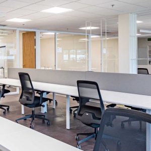 Oficinas abiertas con materiales naturales