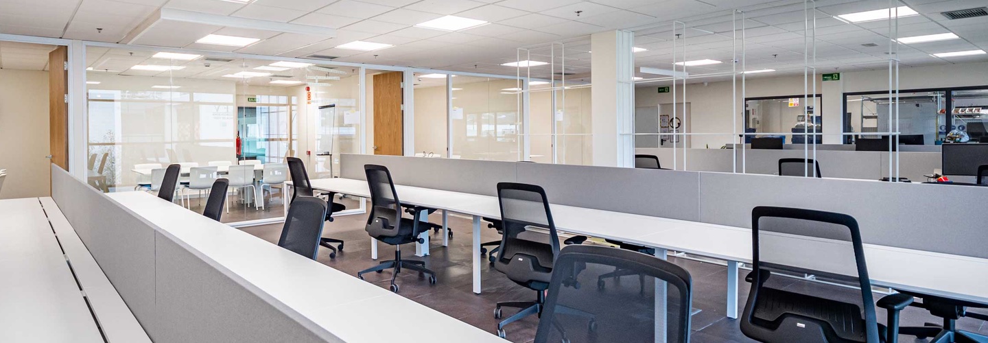 Oficinas abiertas con materiales naturales