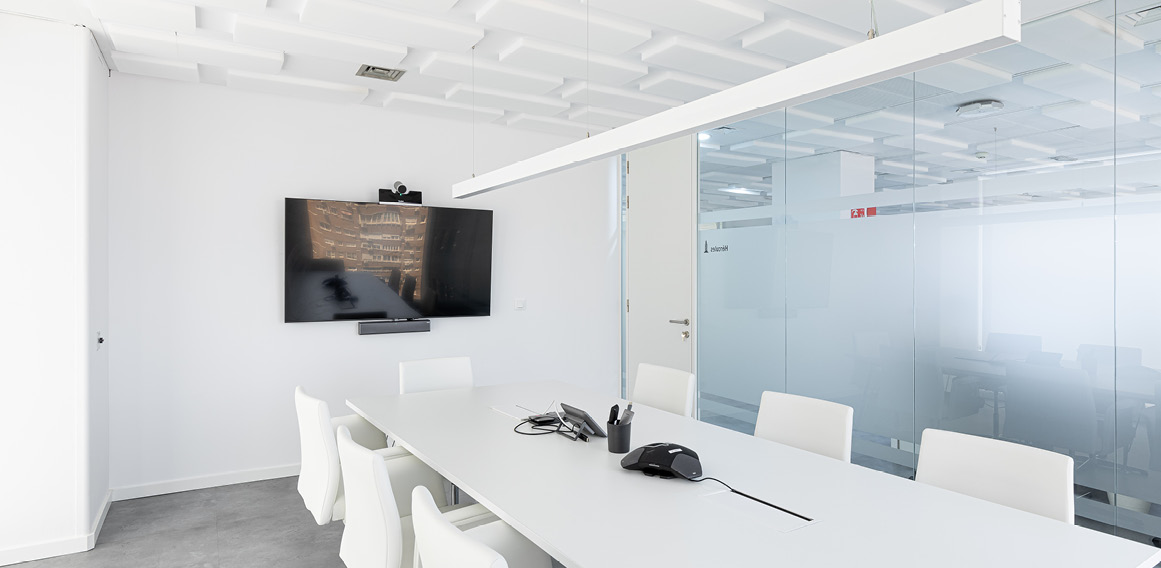 sala de juntas equipada con monitor