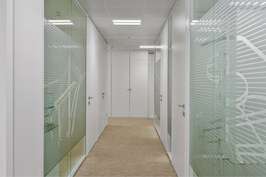 Pasillo con mamparas oficinas Copasa