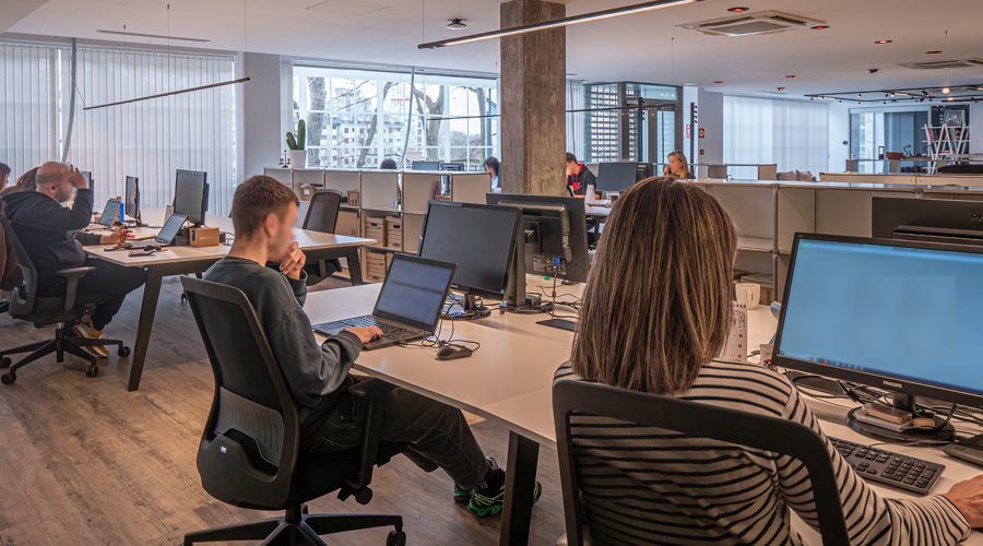 puestos de trabajo en oficina reformada