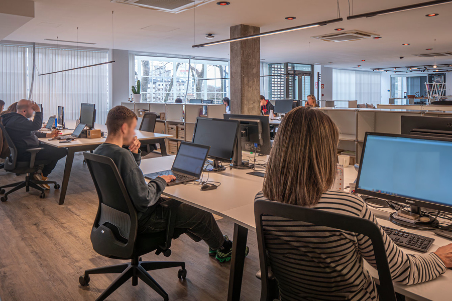 puestos de trabajo en oficina reformada