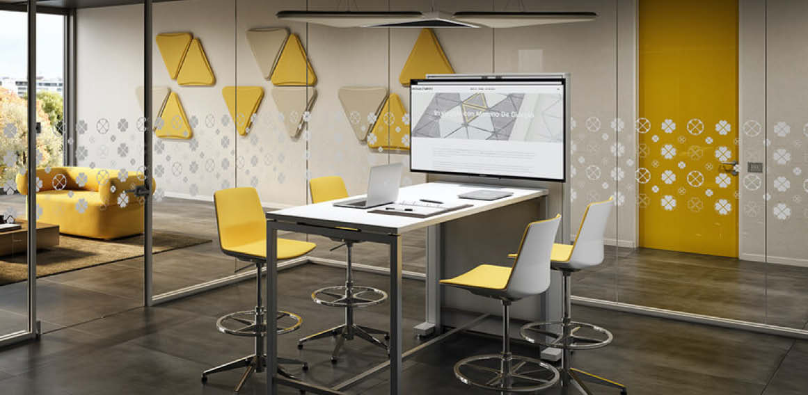 espacios flexibles y polivalentes que integran piezas de mobiliario de oficina versátiles como paneles fonoabsorbentes