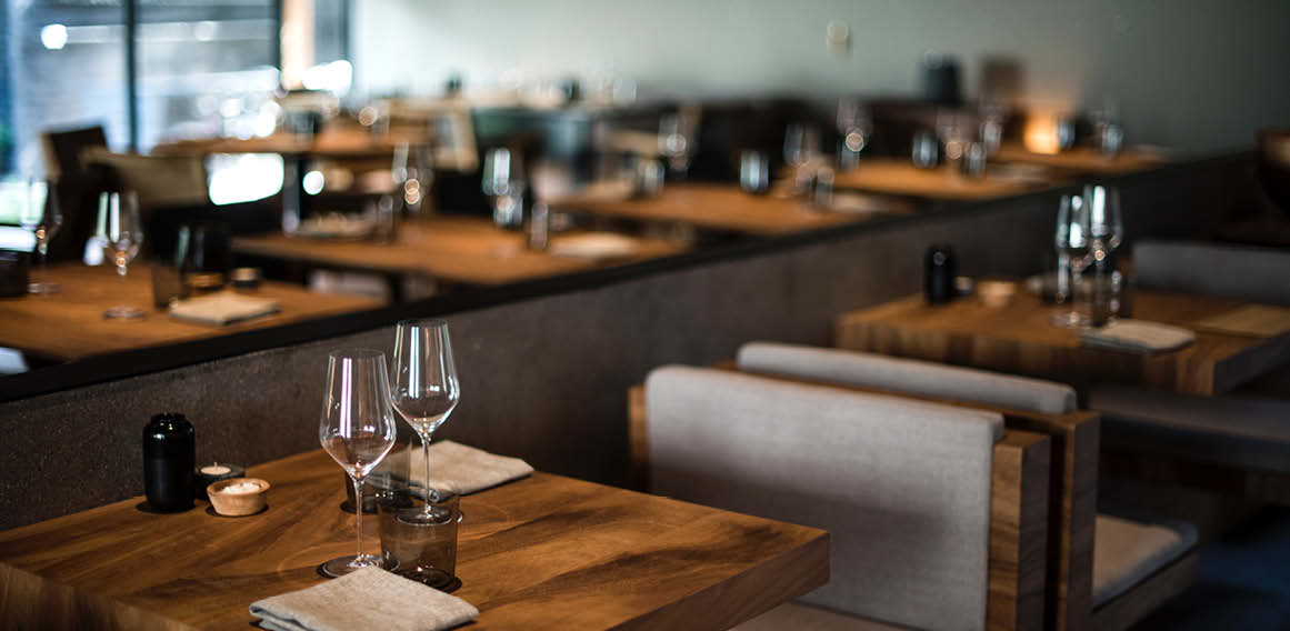 Mesa de madera mobiliario sostenible para restaurante
