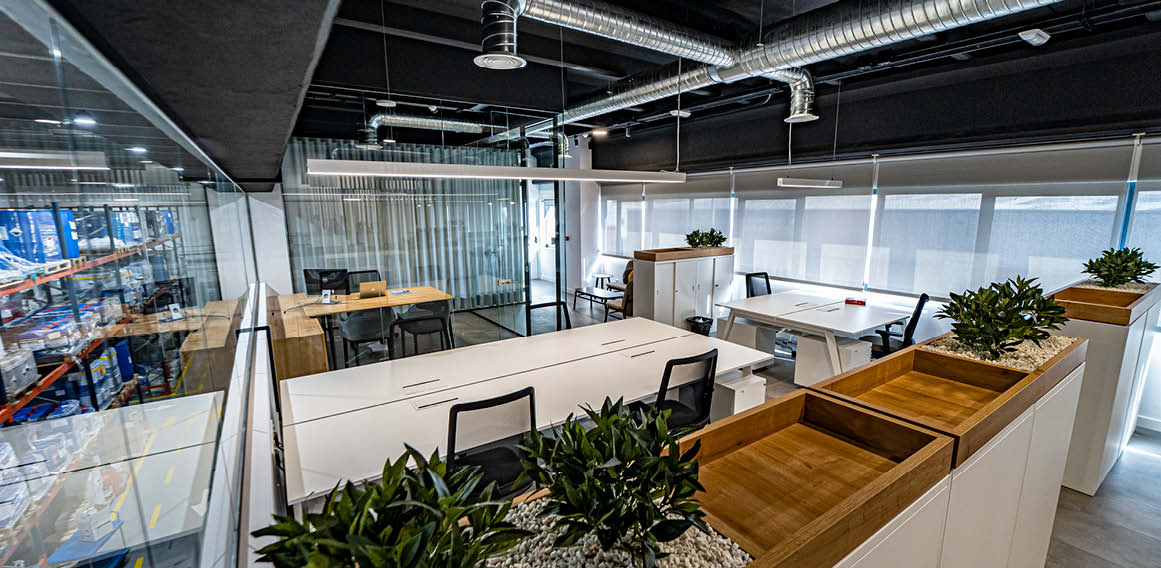 Diseño de oficina moderno, luminoso, tecnología puntera y sostenible