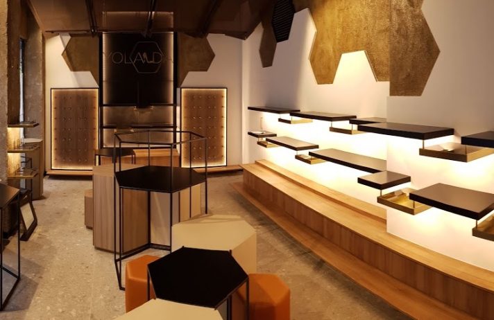 Reforma integral, mobiliario a medida e iluminación en tienda de calzado
