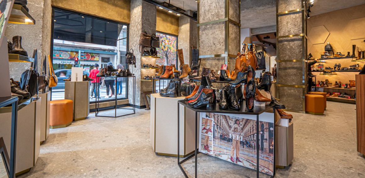 reforma de tienda exitosa: local comercial calzados Yolanda muy luminoso, cuidado al detalle