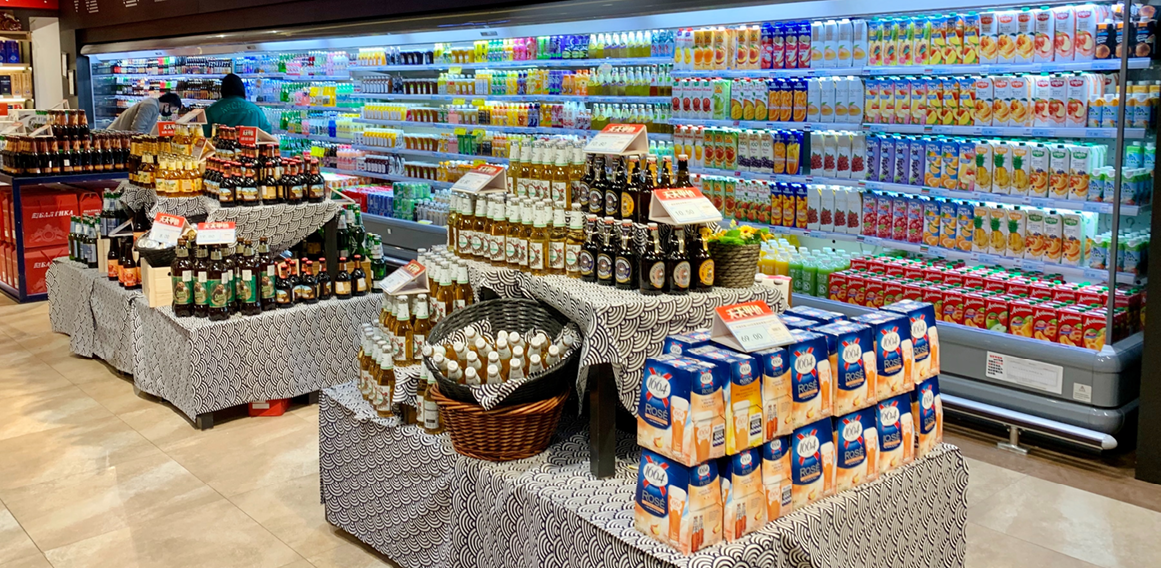 Supermercado con filas organizadas por categoría de productos y pasillos anchos
