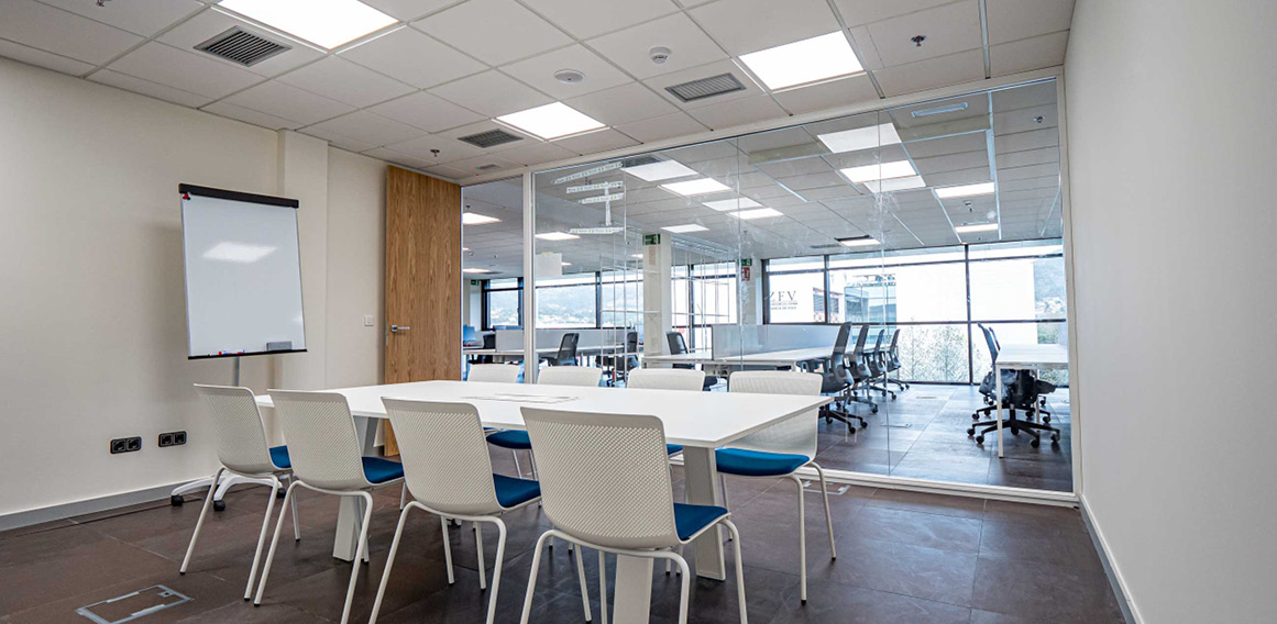 sala de reuniones equipada con pizarra