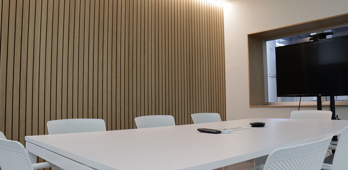 sala de reuniones equipada con televisor
