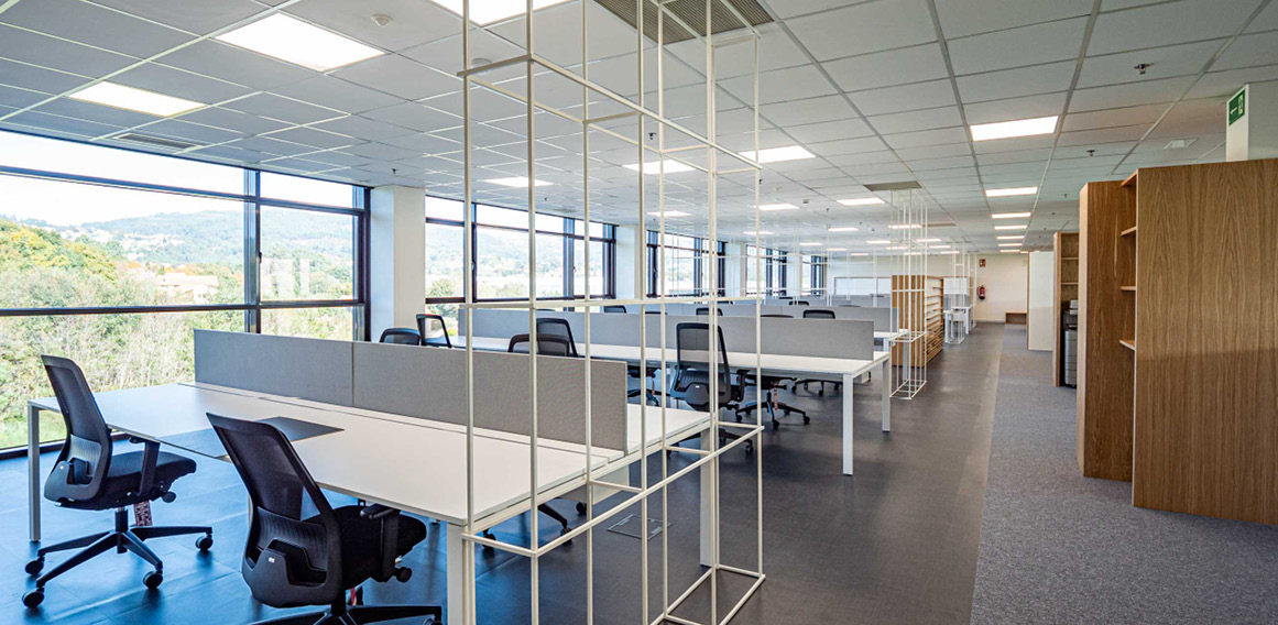 puestos de trabajo dobles en oficina