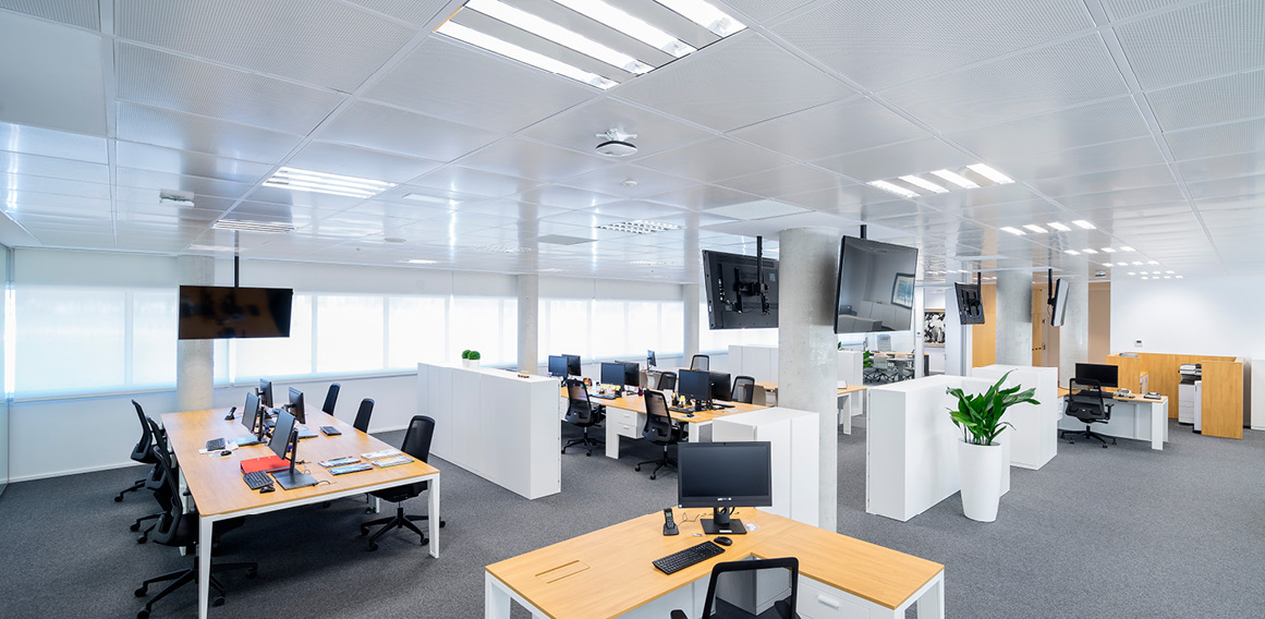 espacio de trabajo en oficina diafana